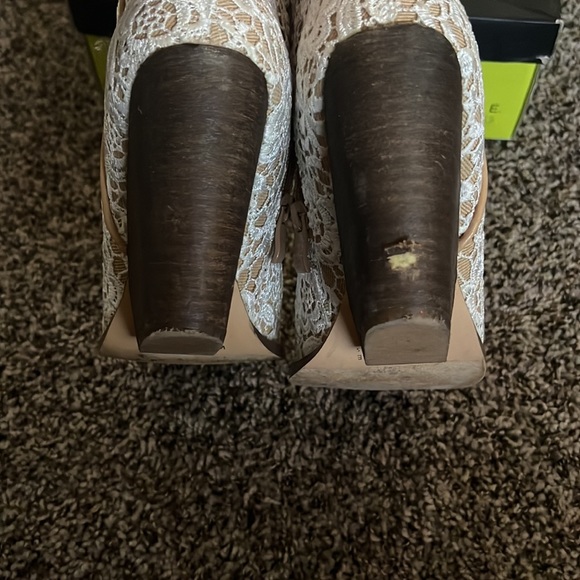 Very Volatile 8.5 cream and white lace bootie comes with box. - Picture 5 of 5